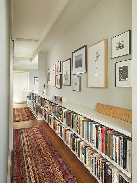 ¿Hay un largo pasillo en tu casa? Aprovecha el espacio para crear una biblioteca
