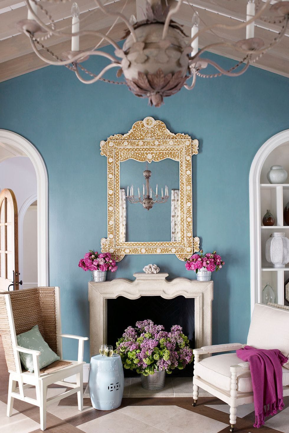 Una chimenea con flores en su interior aporta calidez al hogar.