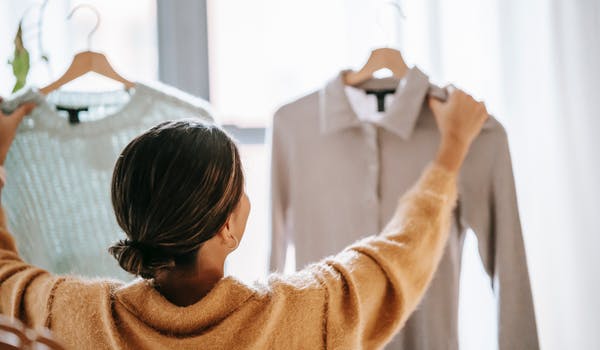 Ventilar la ropa de vez en cuando es tan importante como limpiar el vestidor 