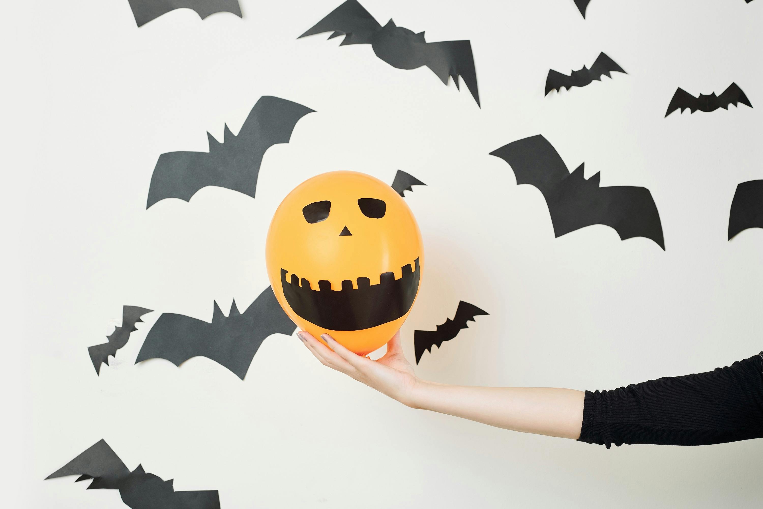 Pega murciélagos de cartulina en las paredes para darle un toque terrorífico a la casa. 