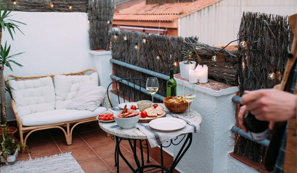Crea el ambiente perfecto en tu terraza e invita a tus amigos. 
