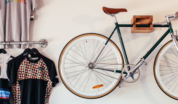 Bicicleta colgada en la pared con un adaptador 