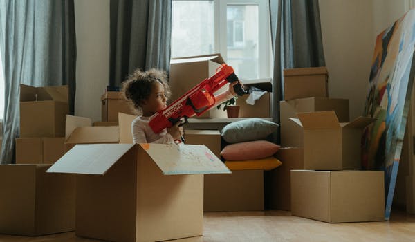 Ordena los juguetes en cajas de cartón