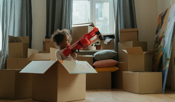 Ordena los juguetes en cajas de cartón 