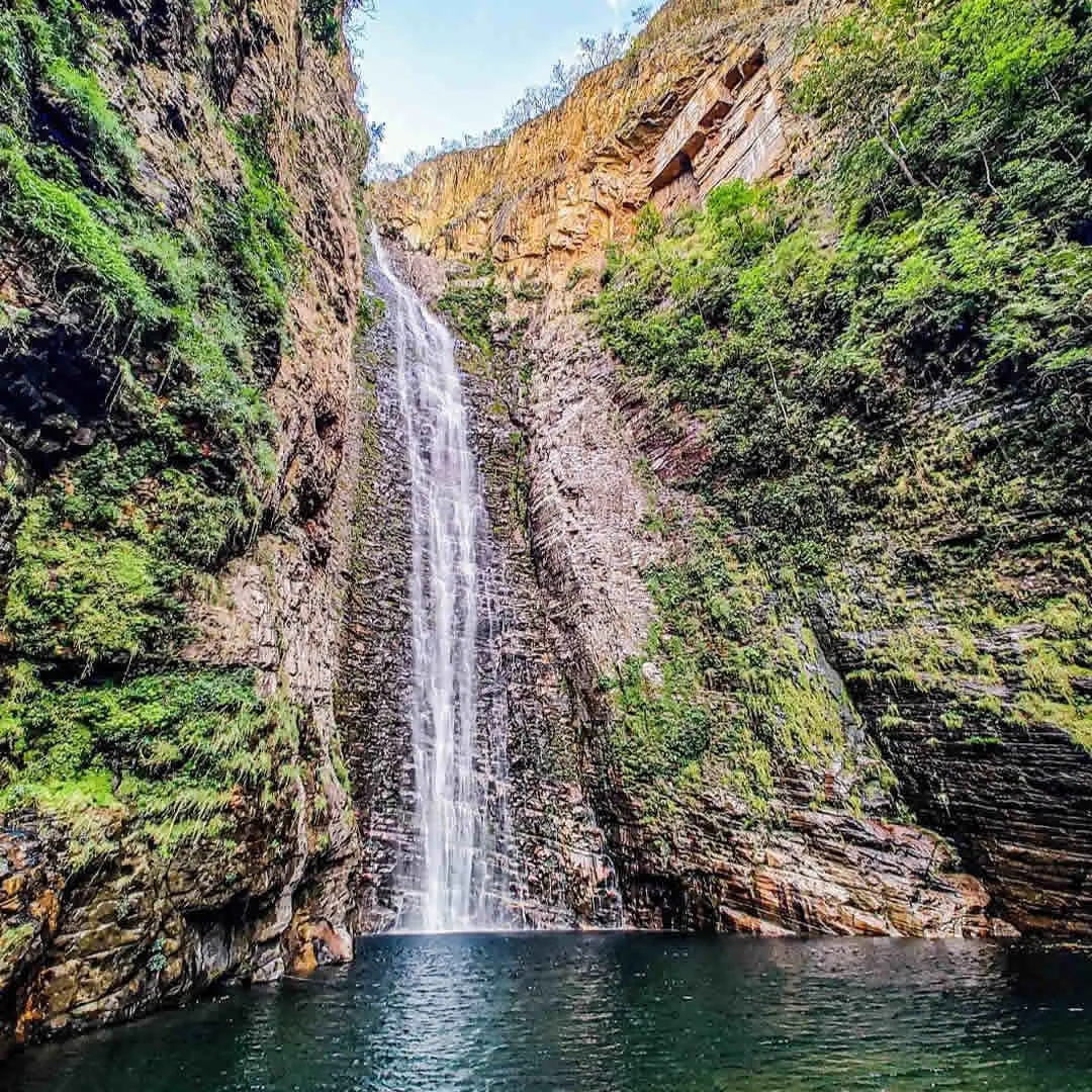 Cachoeira do Segredo cercada por paredões
