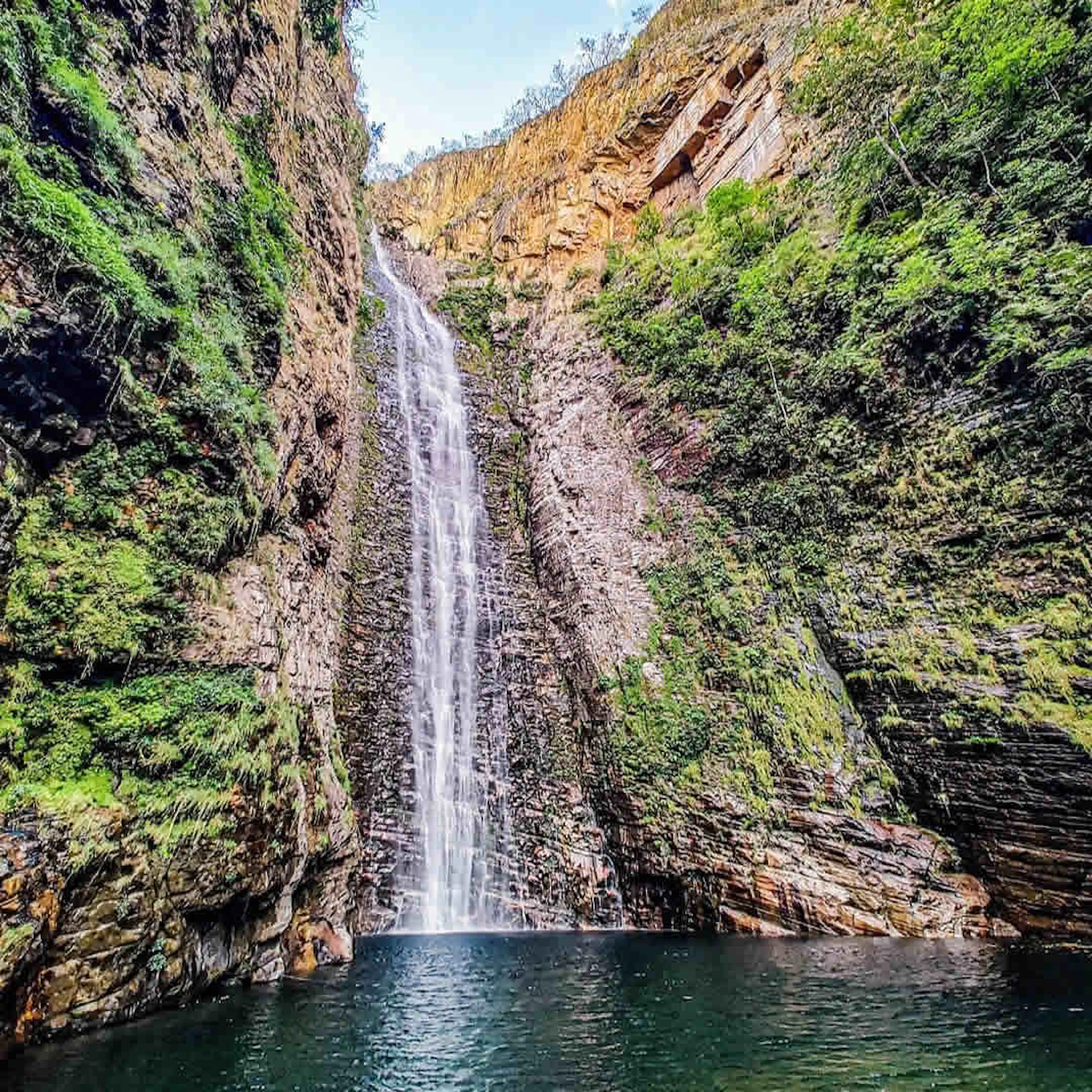Cachoeira do Segredo cercada por paredões