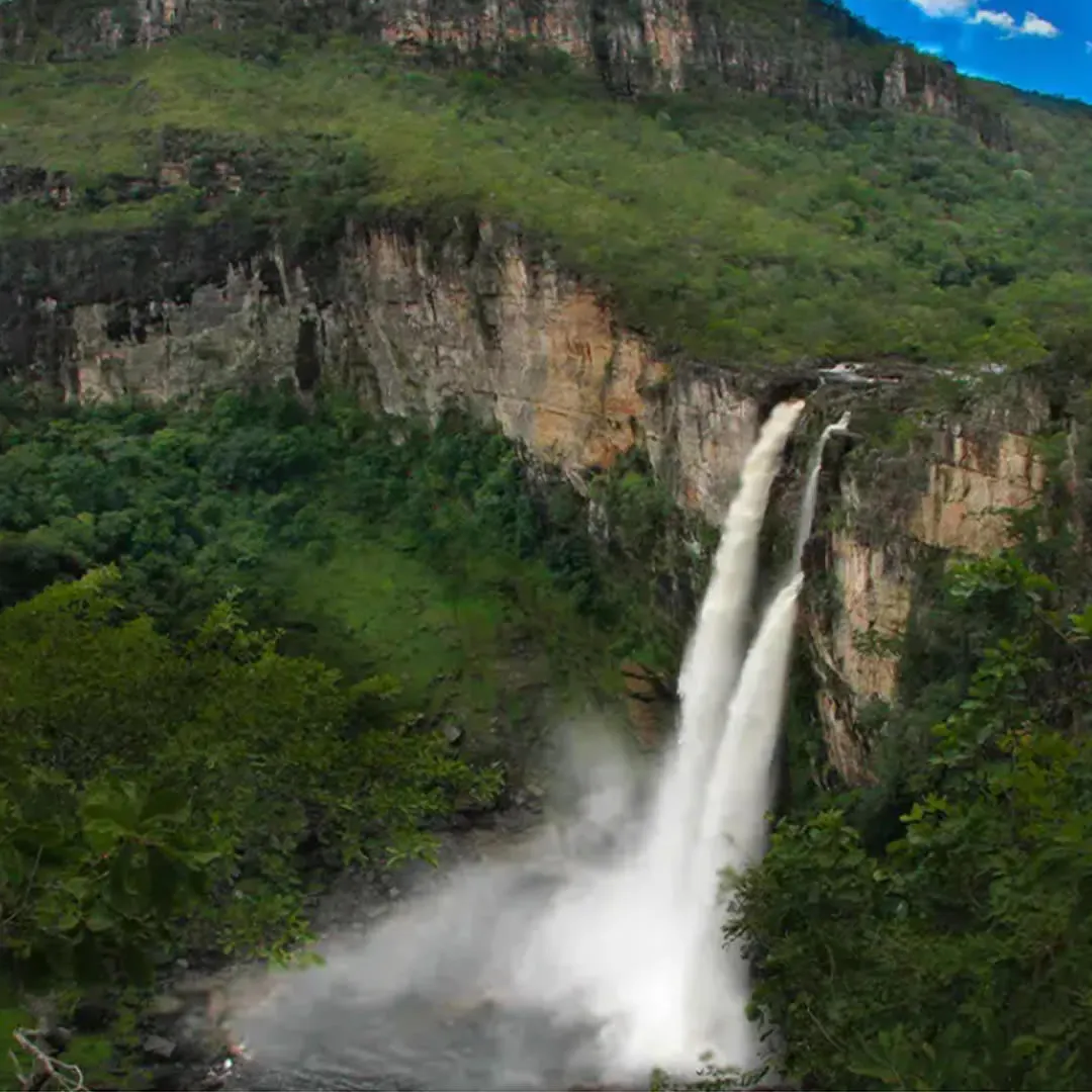 Cachoeira em meio aos paredões do Cerrado