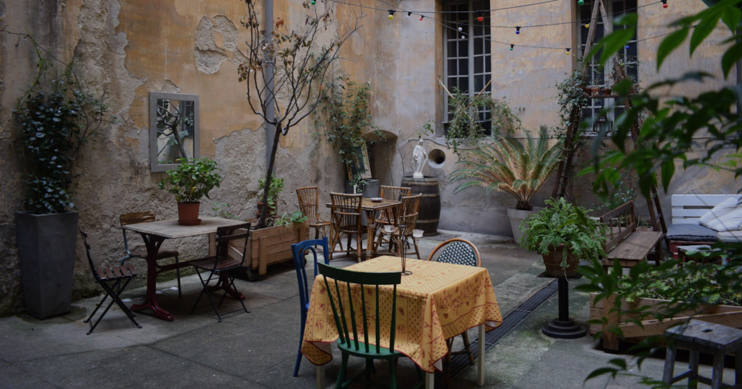 Coursive aménagée avec des tables et des chaises