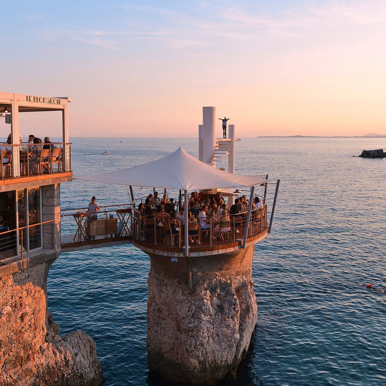 Restaurant sur un rocher avec vue sur mer