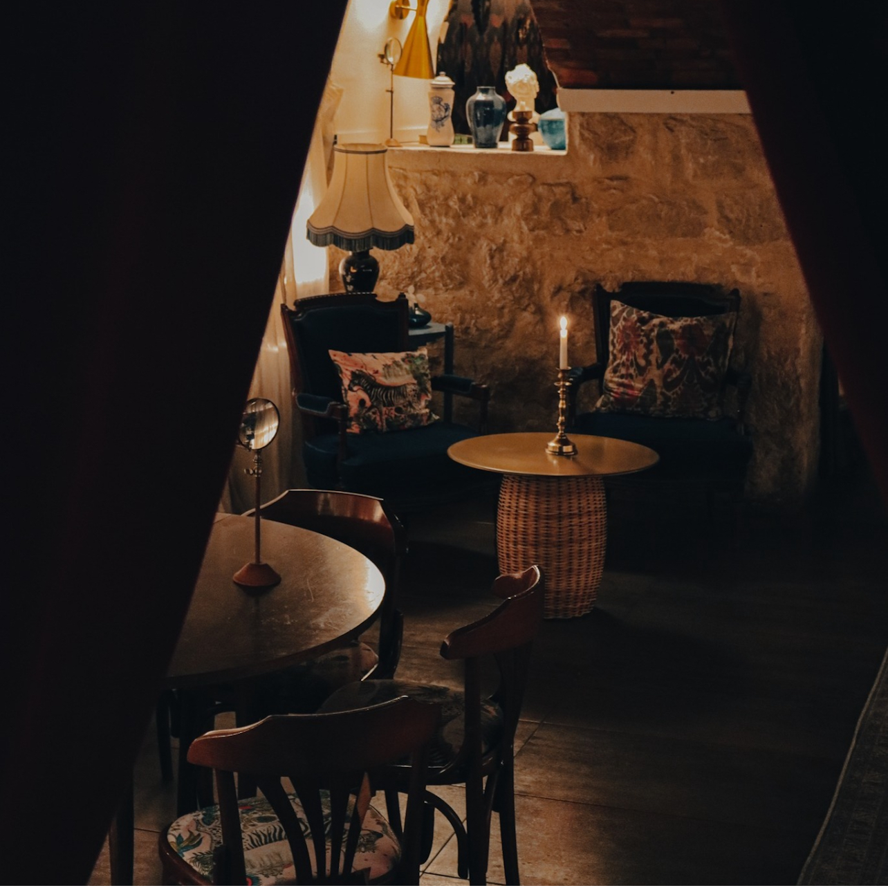 Salle à l'ambiance tamisée et intimiste