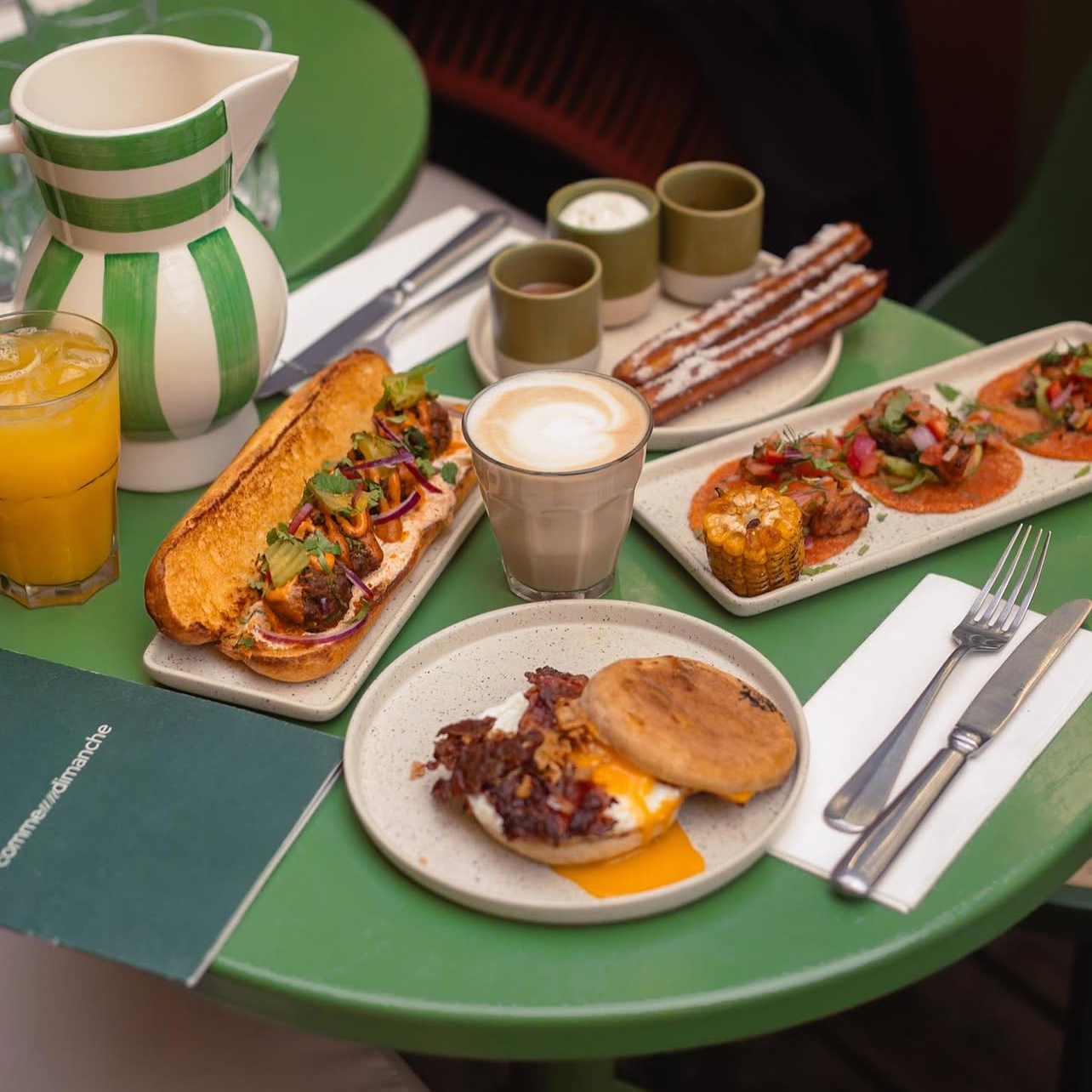 Table verte, avec diverses assiettes salées et sucrées
