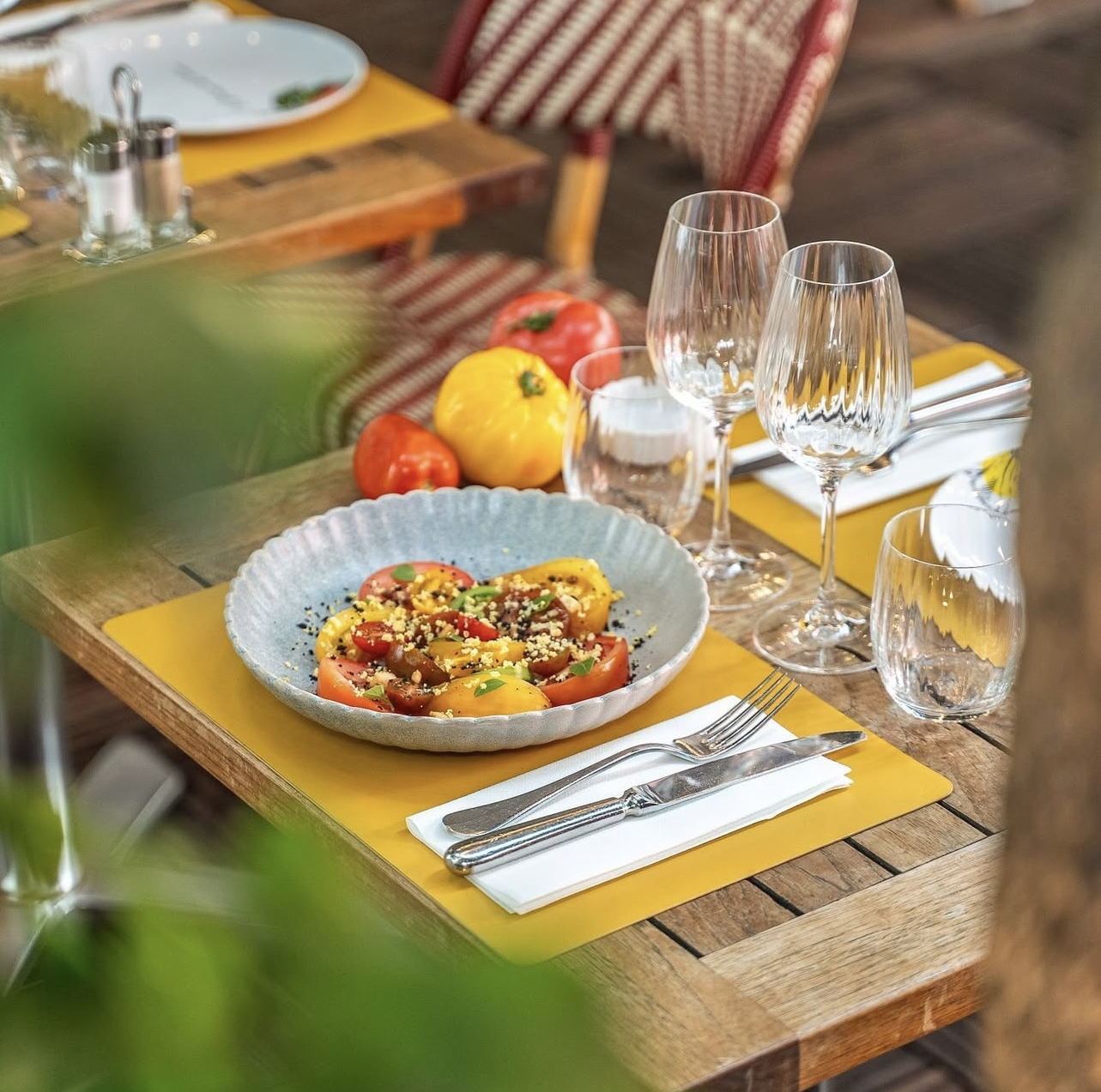 Table joliment dressée, avec une assiette pleine