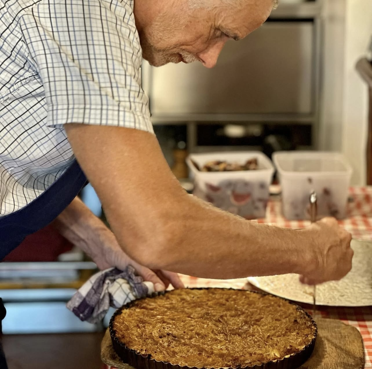 Chef démoulant une pissaladière d'un plat