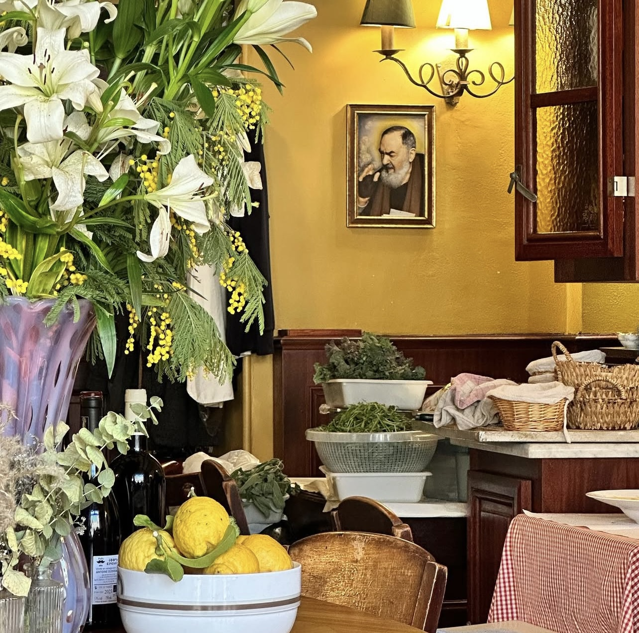 Salle de restaurant aux couleurs jaune, avec des fleurs et une corbeille de citrons