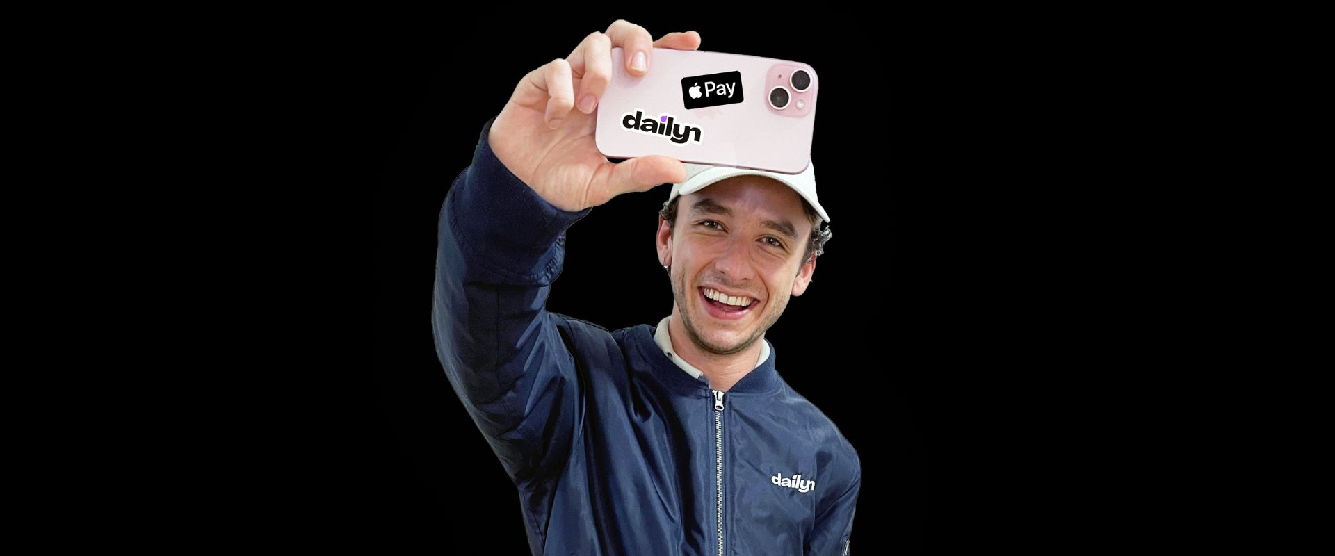 Un homme tient un téléphone dans sa main