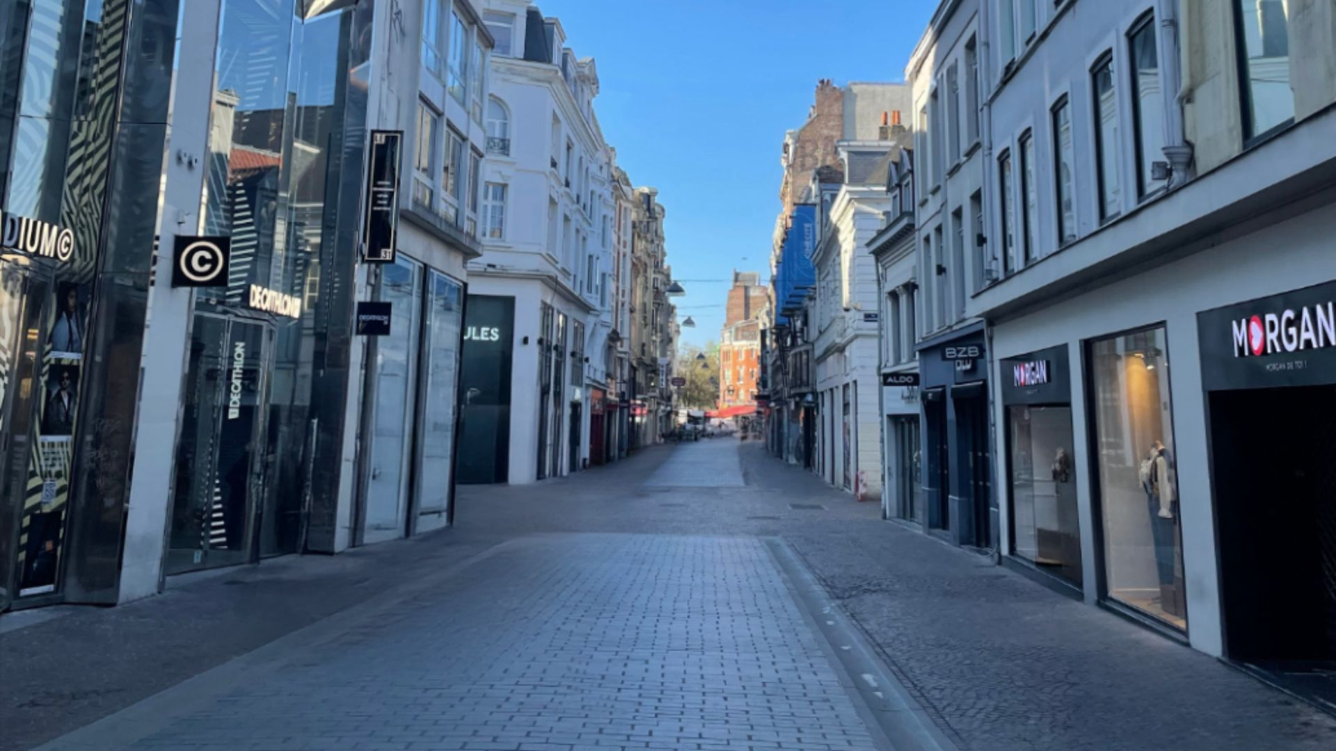 Une rue sans commerces et sans personnes