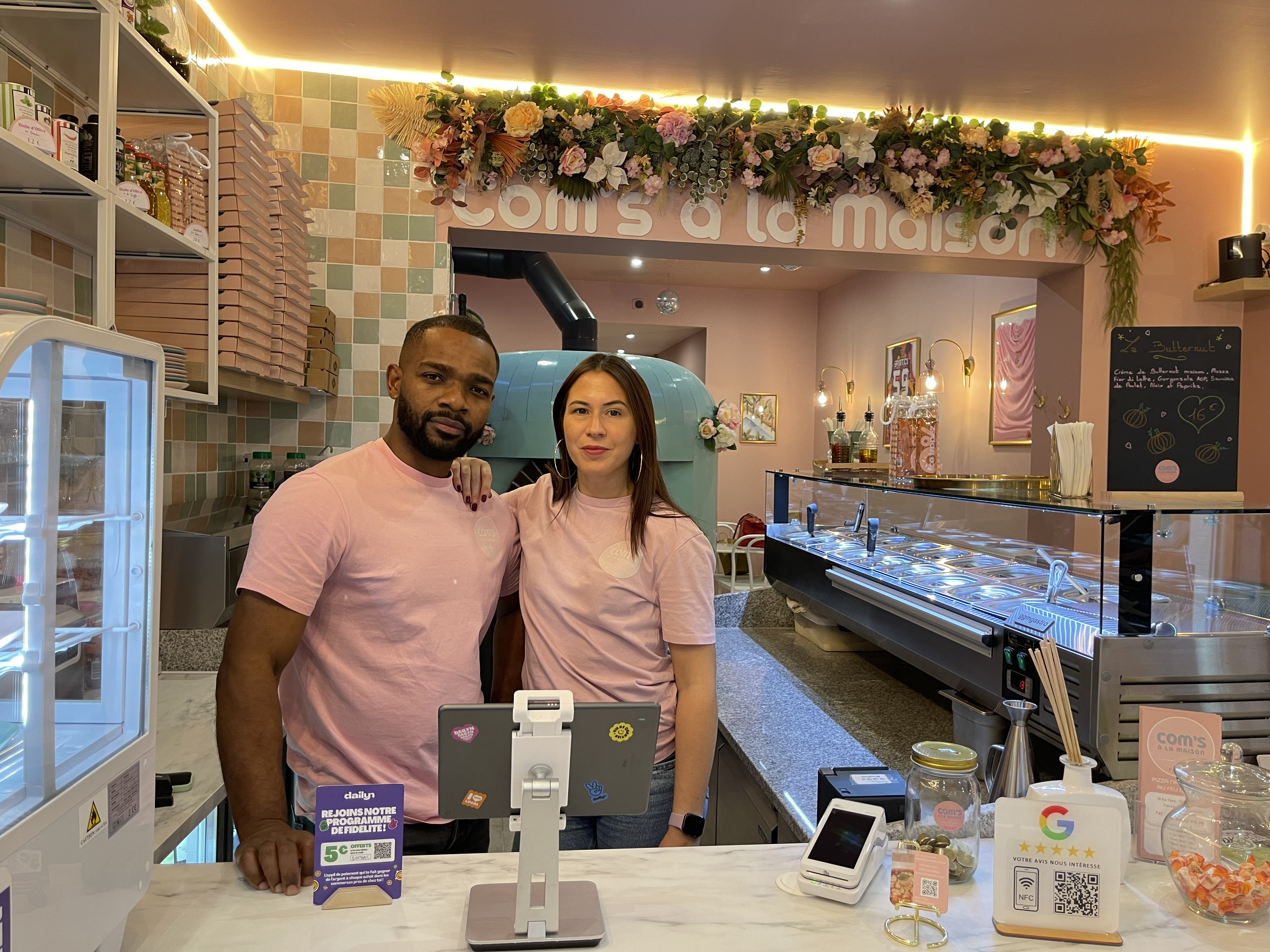 Un homme et une femme derrière le comptoir d'un restaurant