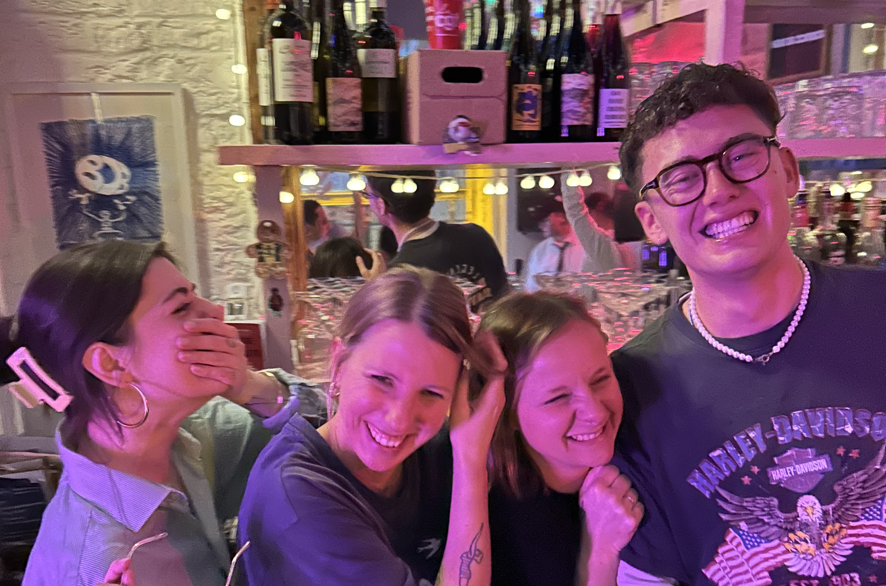 4 personnes derrière un bar