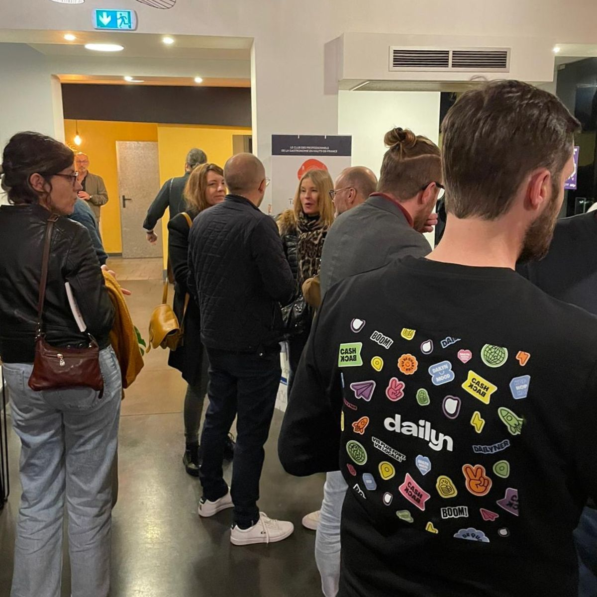 Des personnes dans une salle