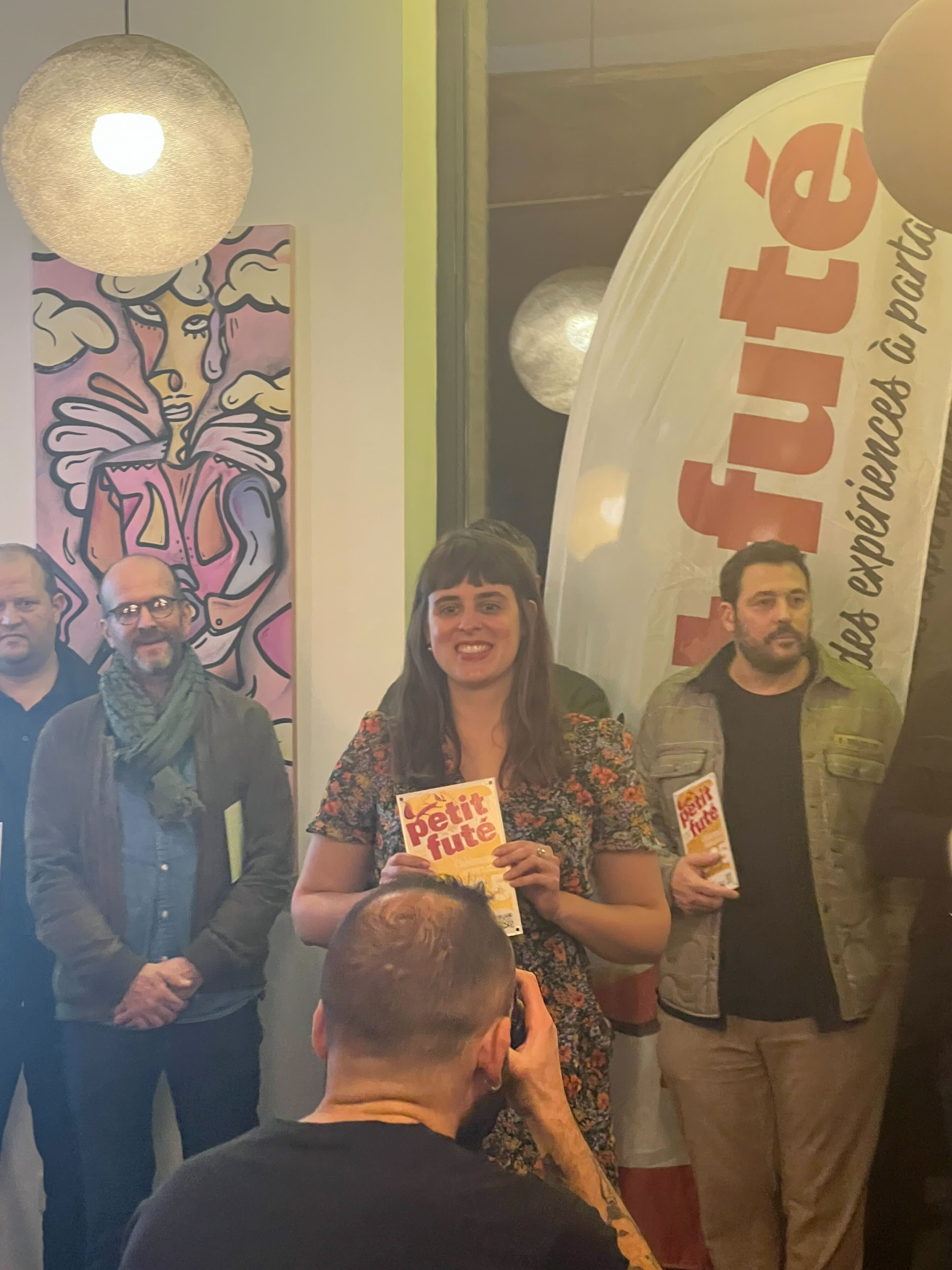 Une dame reçoit un prix Petit Futé