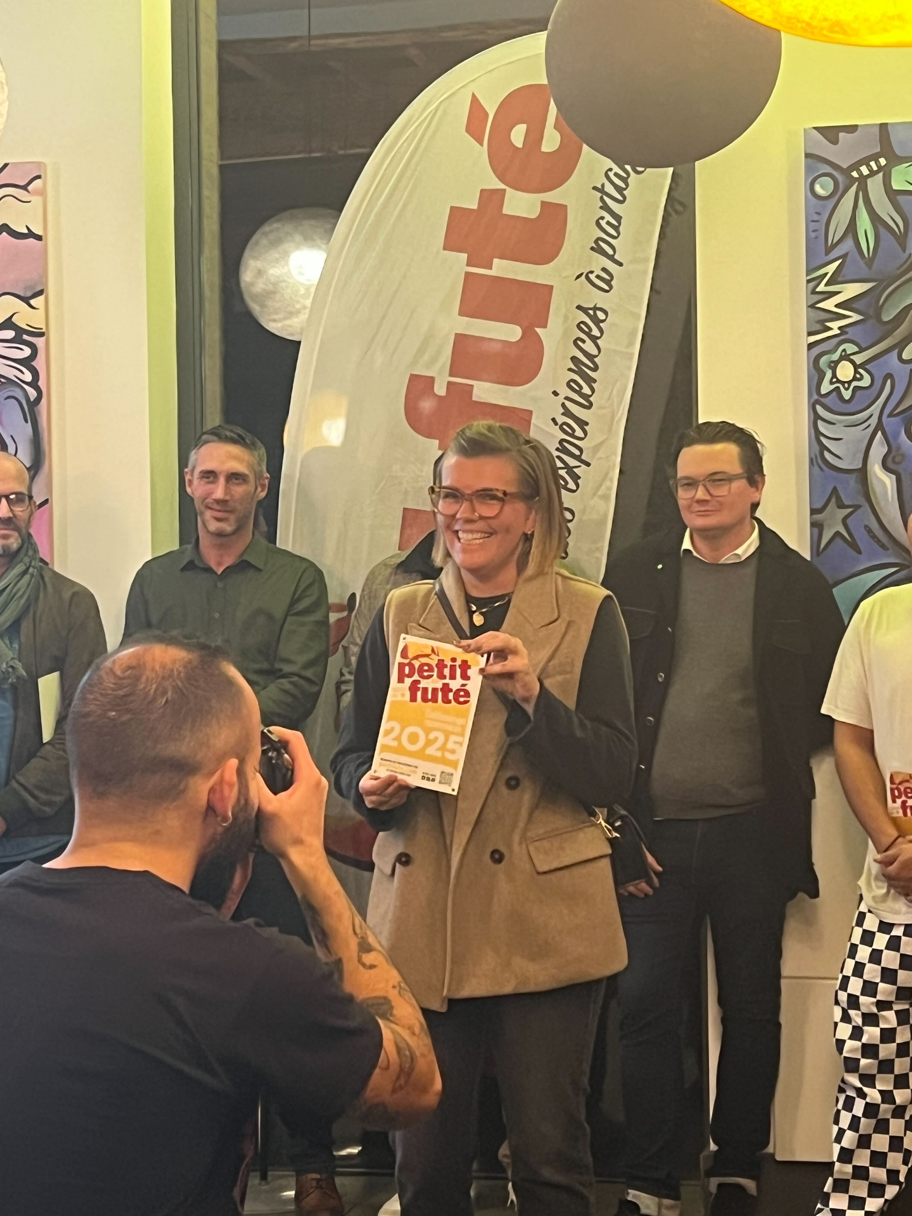 Une dame reçoit un prix Petit Futé