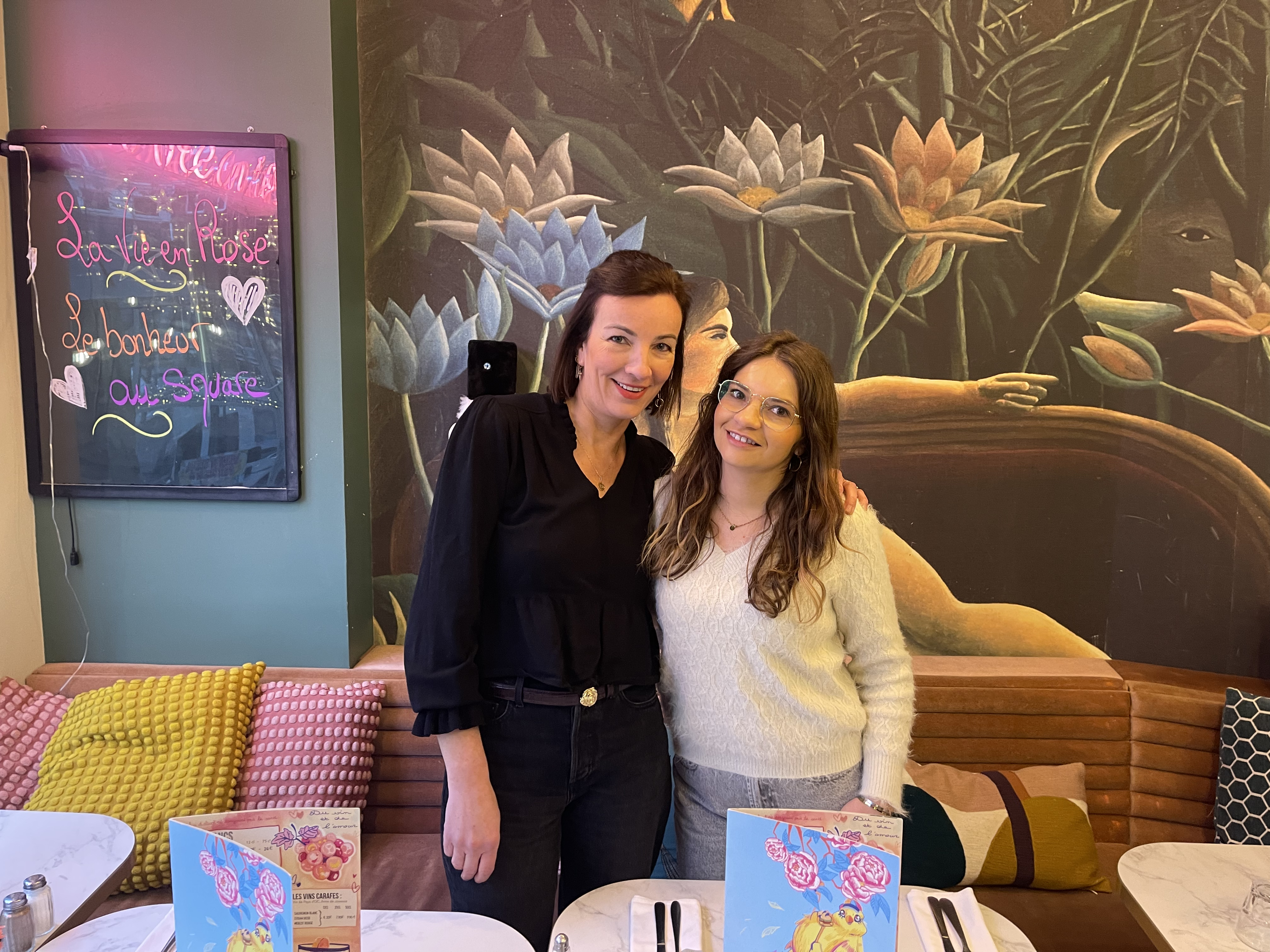 2 femmes prennent la pose dans un restaurant