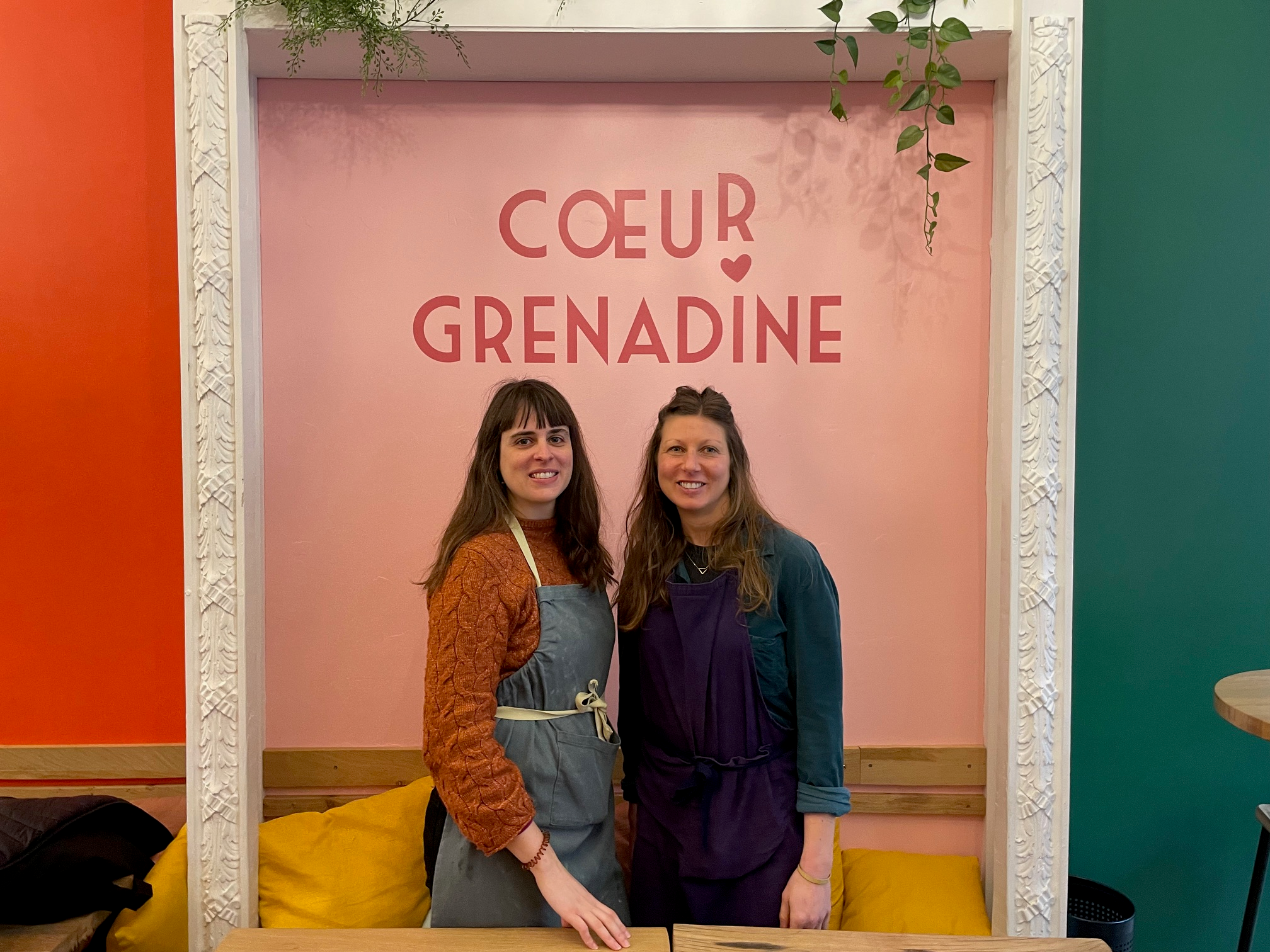 2 femmes souriantes