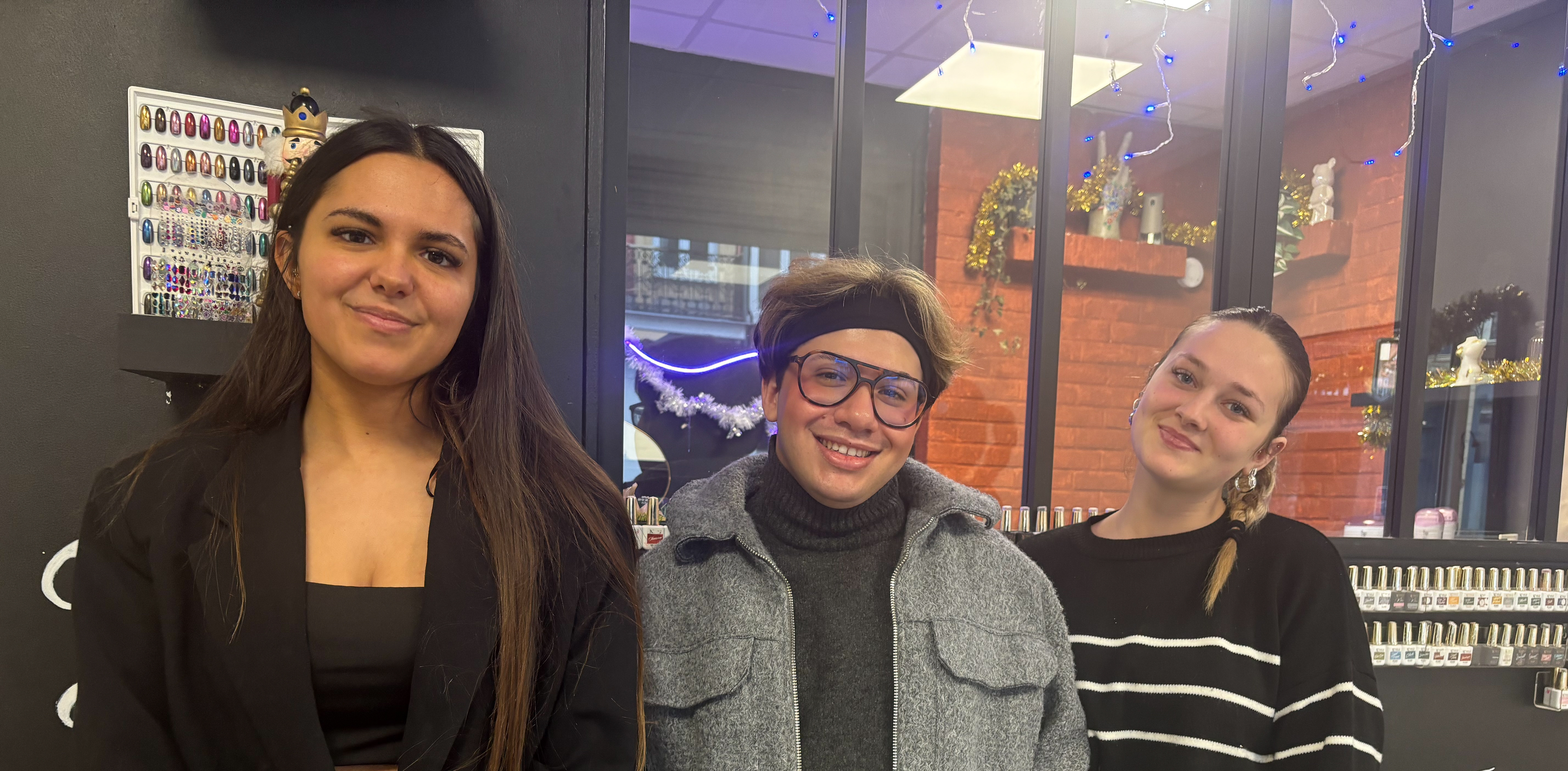 3 personnes souriantes
