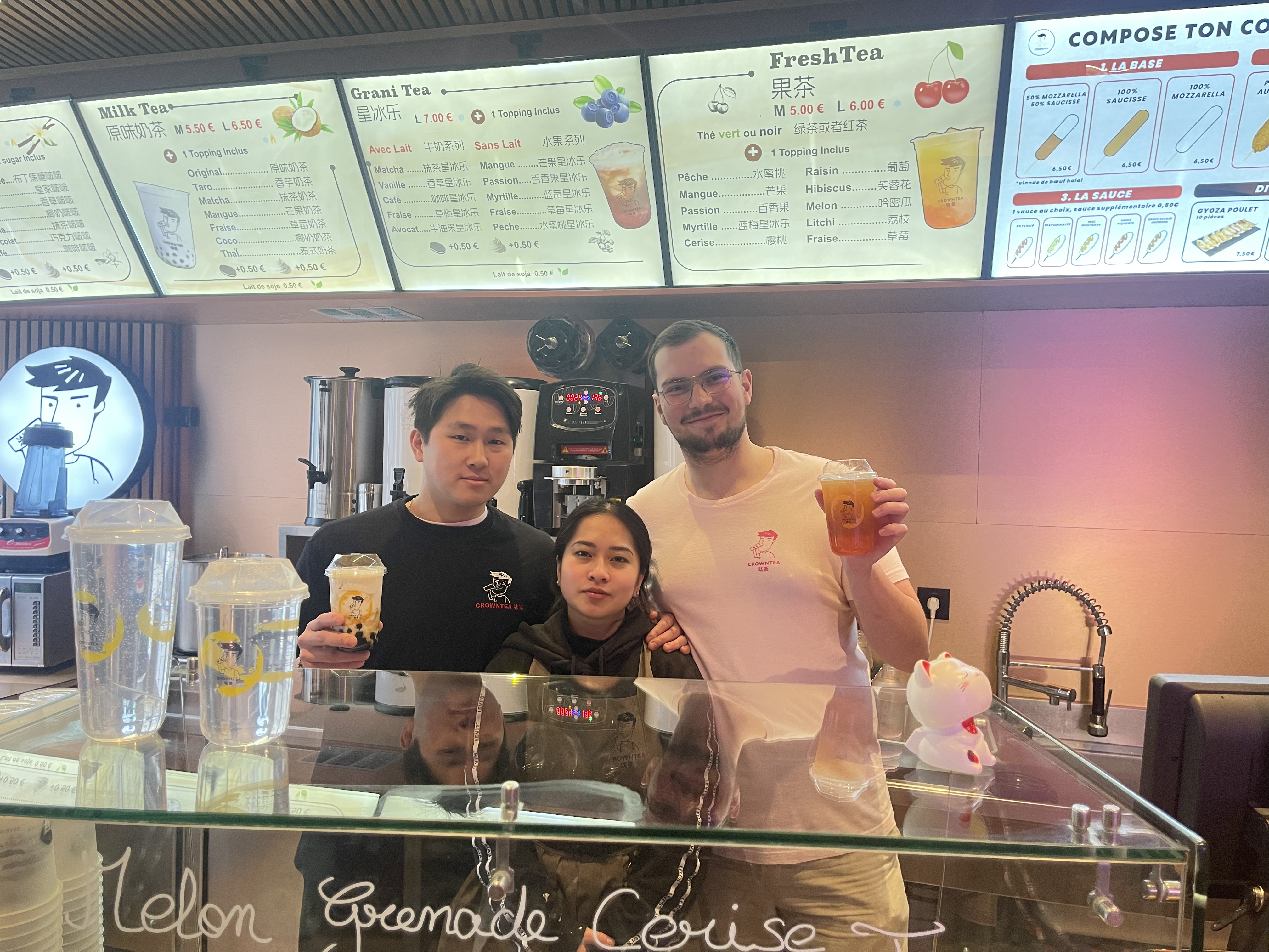 3 personnes derrière un comptoir