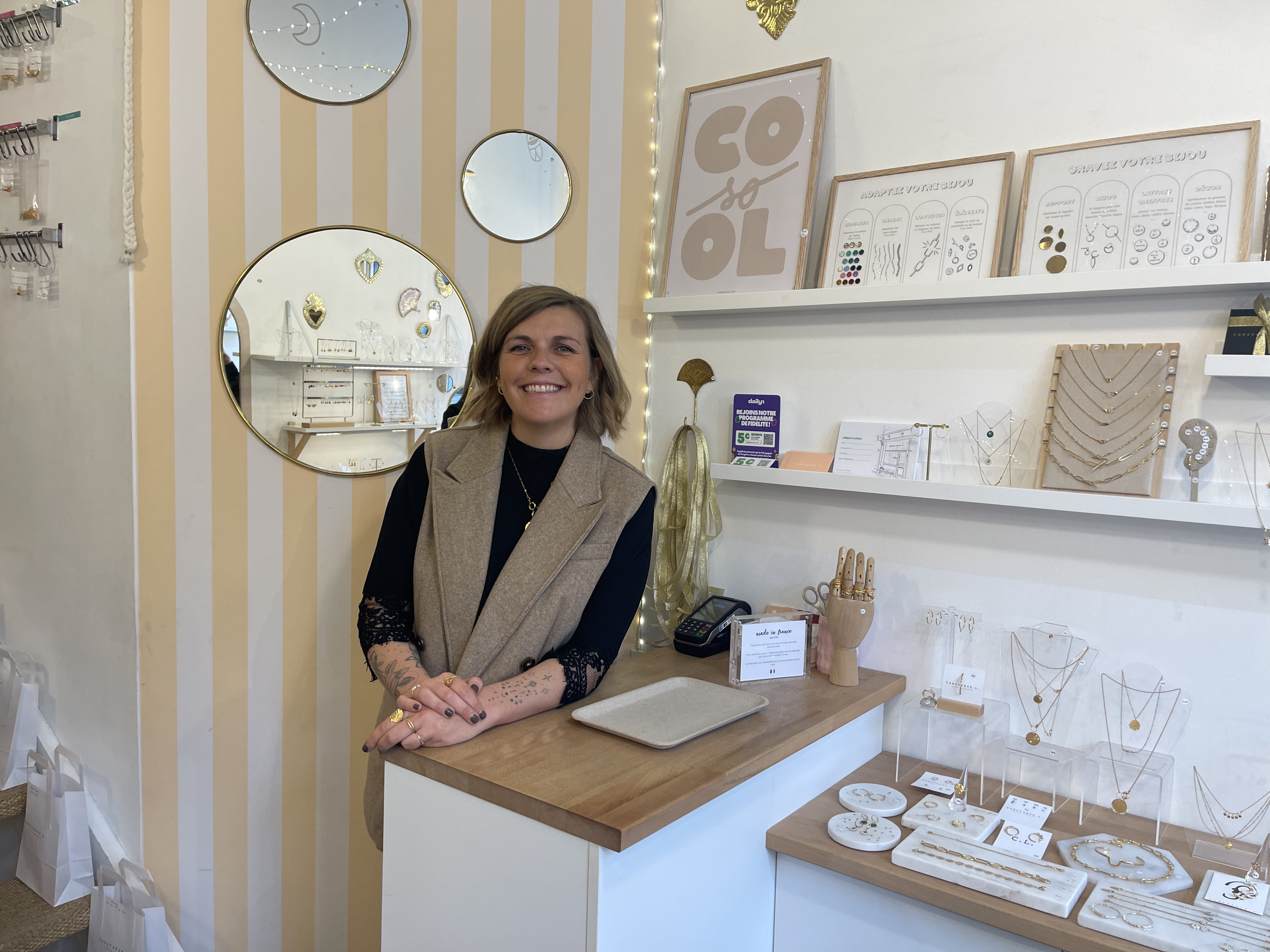 Une femme derrière son comptoir de bijoux