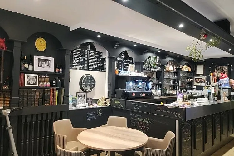 Salle de restaurant avec un bar
