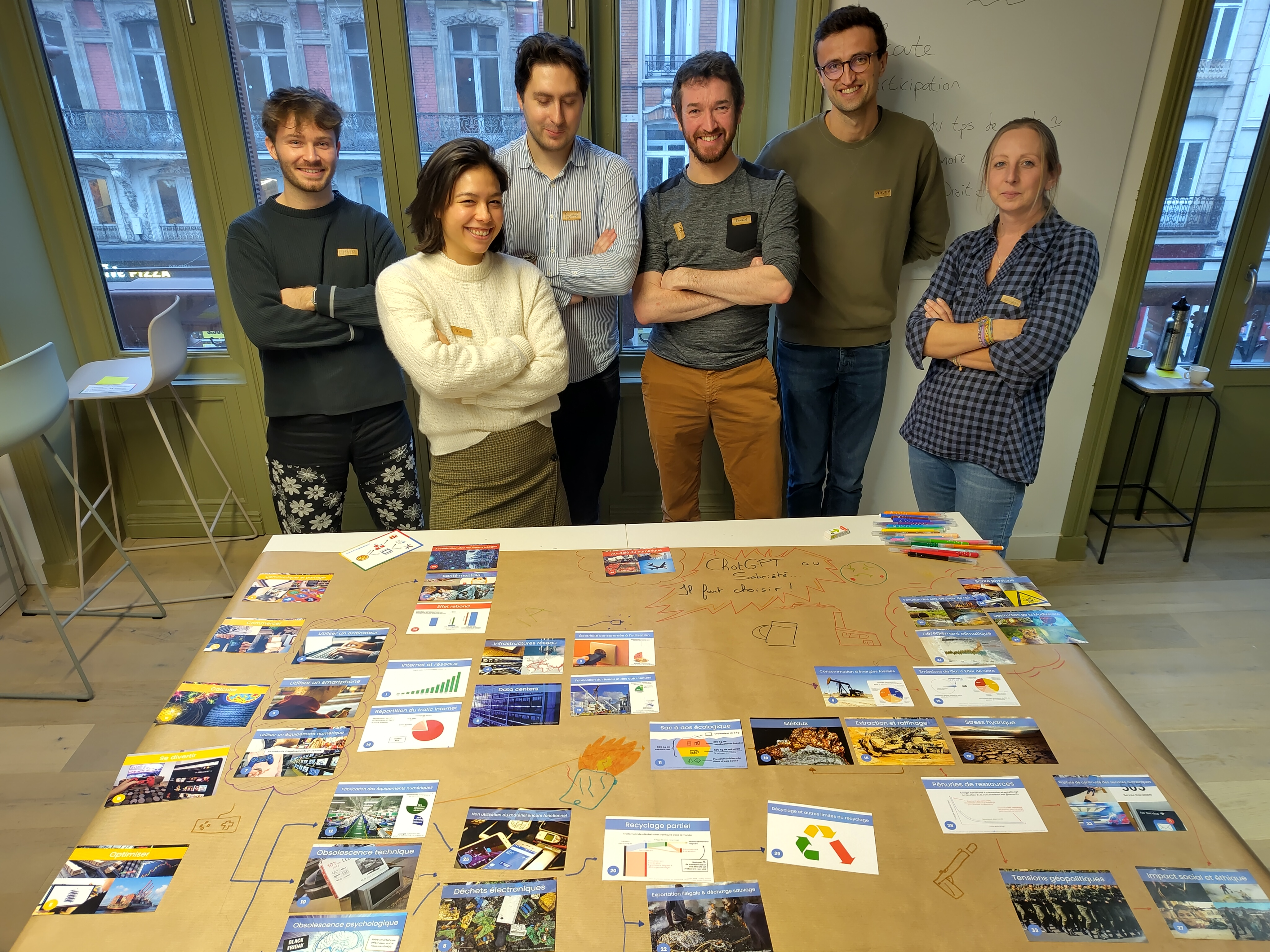 Groupe de personnes derrière une table