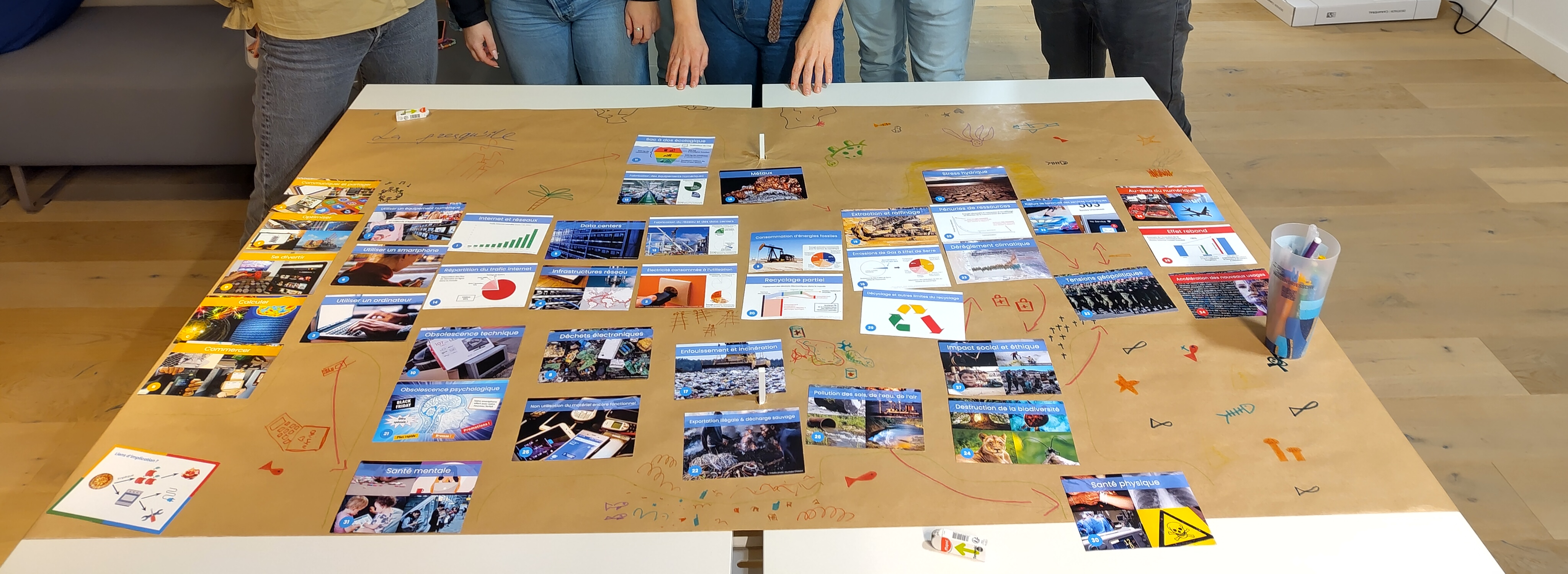 Groupe de personnes derrière une table