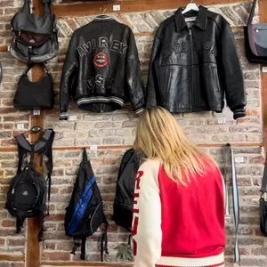 Vestes en cuir accrochées au mur