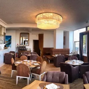 Salle intérieure avec des canapés