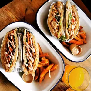2 sandwichs dans des assiettes blanches