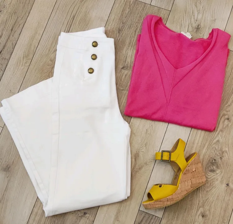 Vêtements posés sur le sol