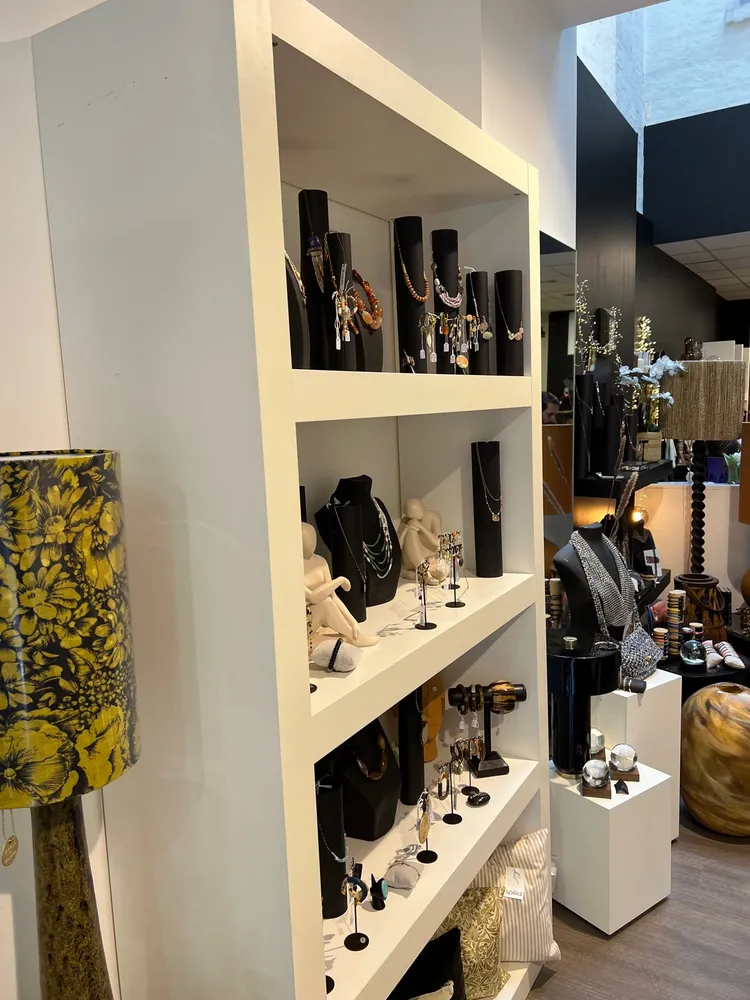 Etagères avec des bijoux