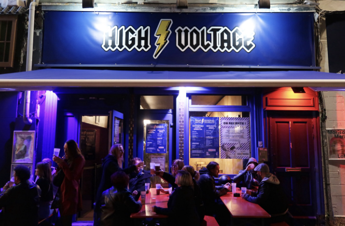 Terrasse d'un bar de nuit