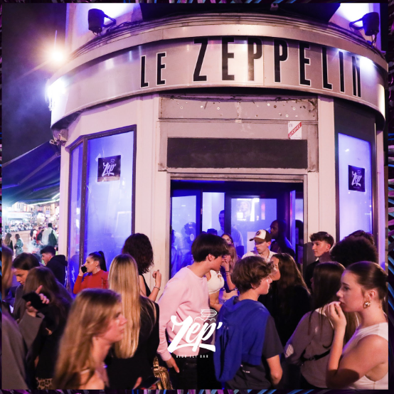 Devanture d'un bar animé la nuit