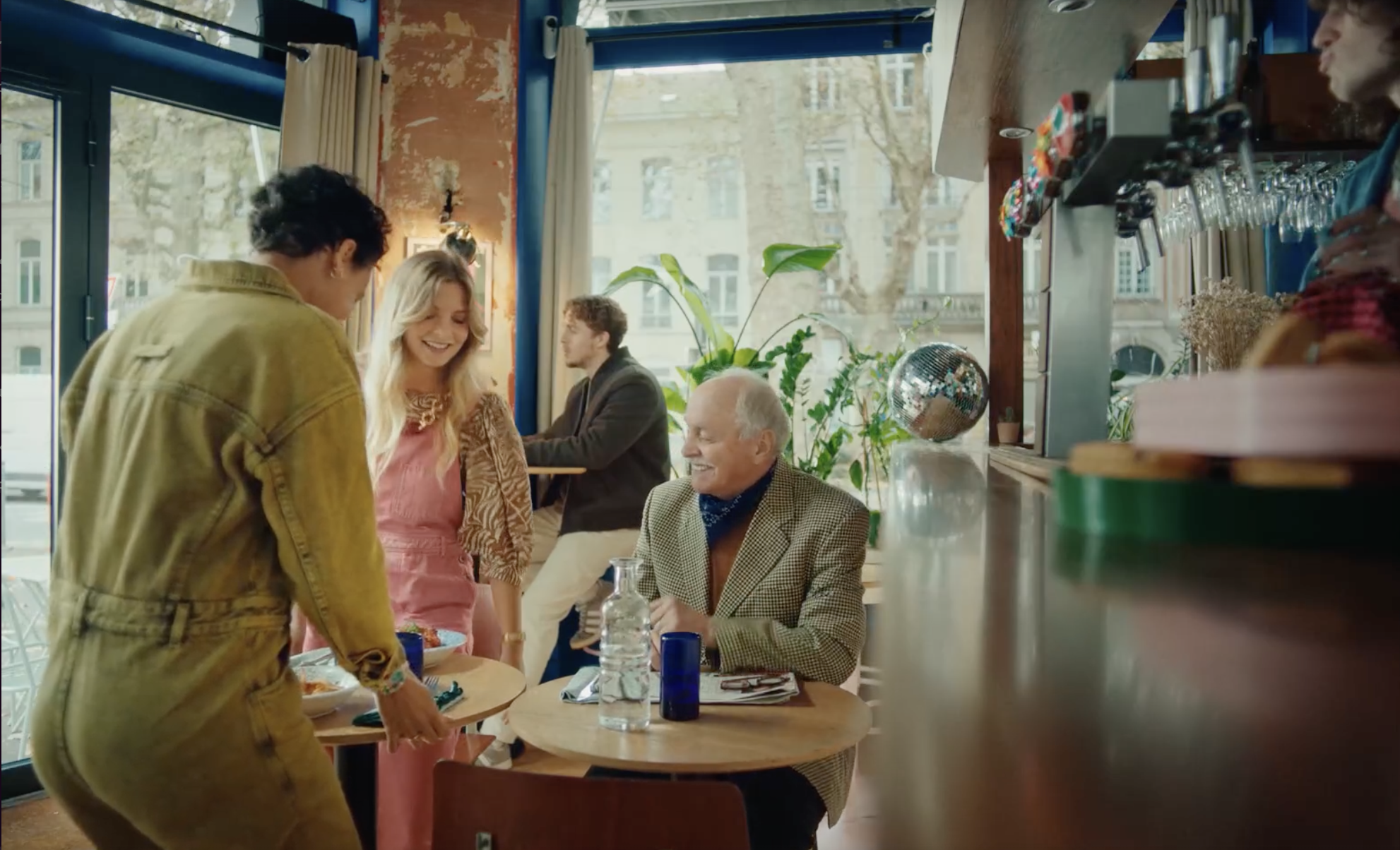 3 personnes dans un bar