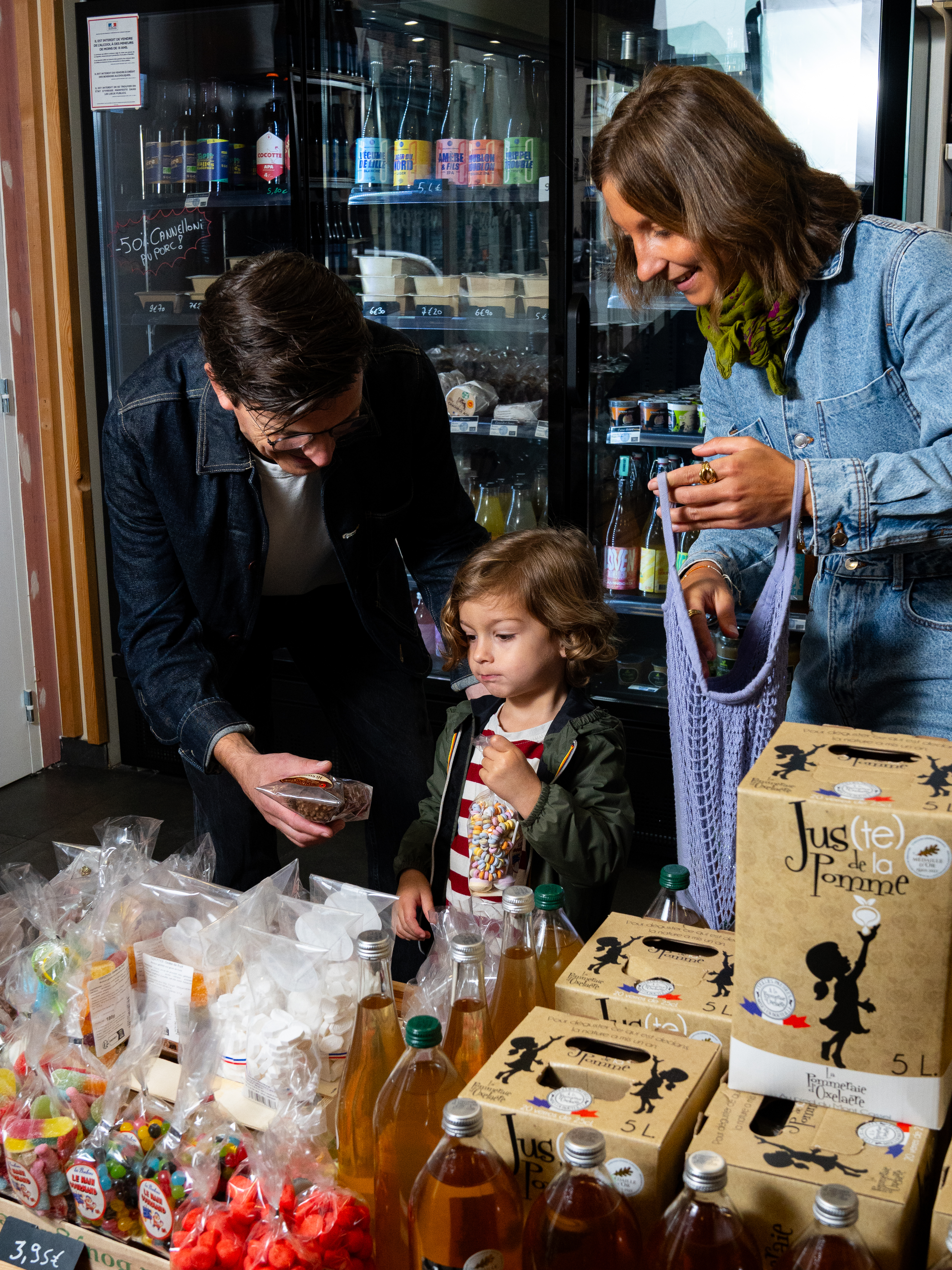 un enfant fait les courses