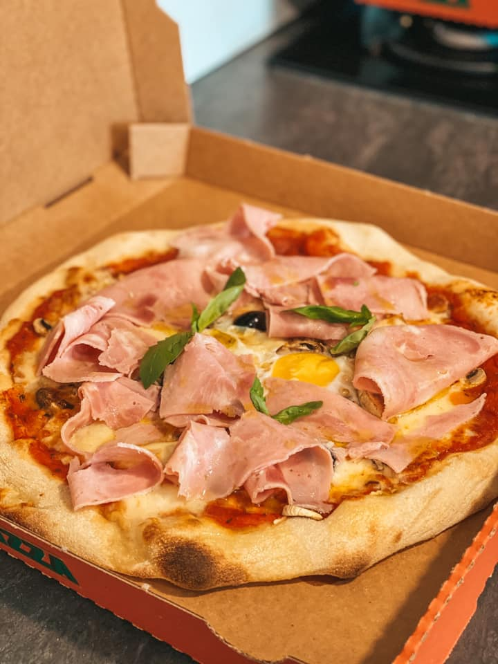 Pizza base tomate avec jambon frais