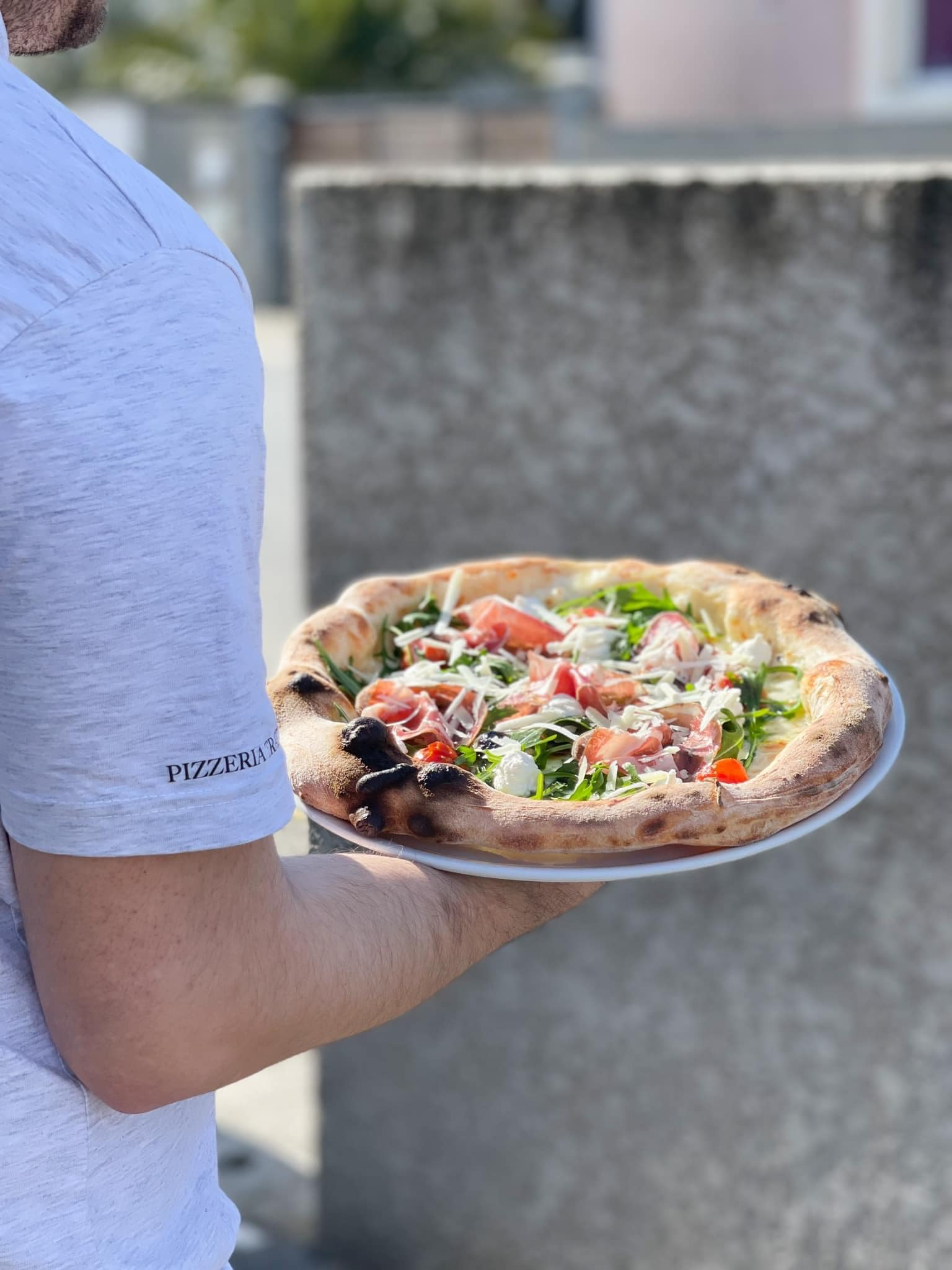 Pizza originale en train d'être servie