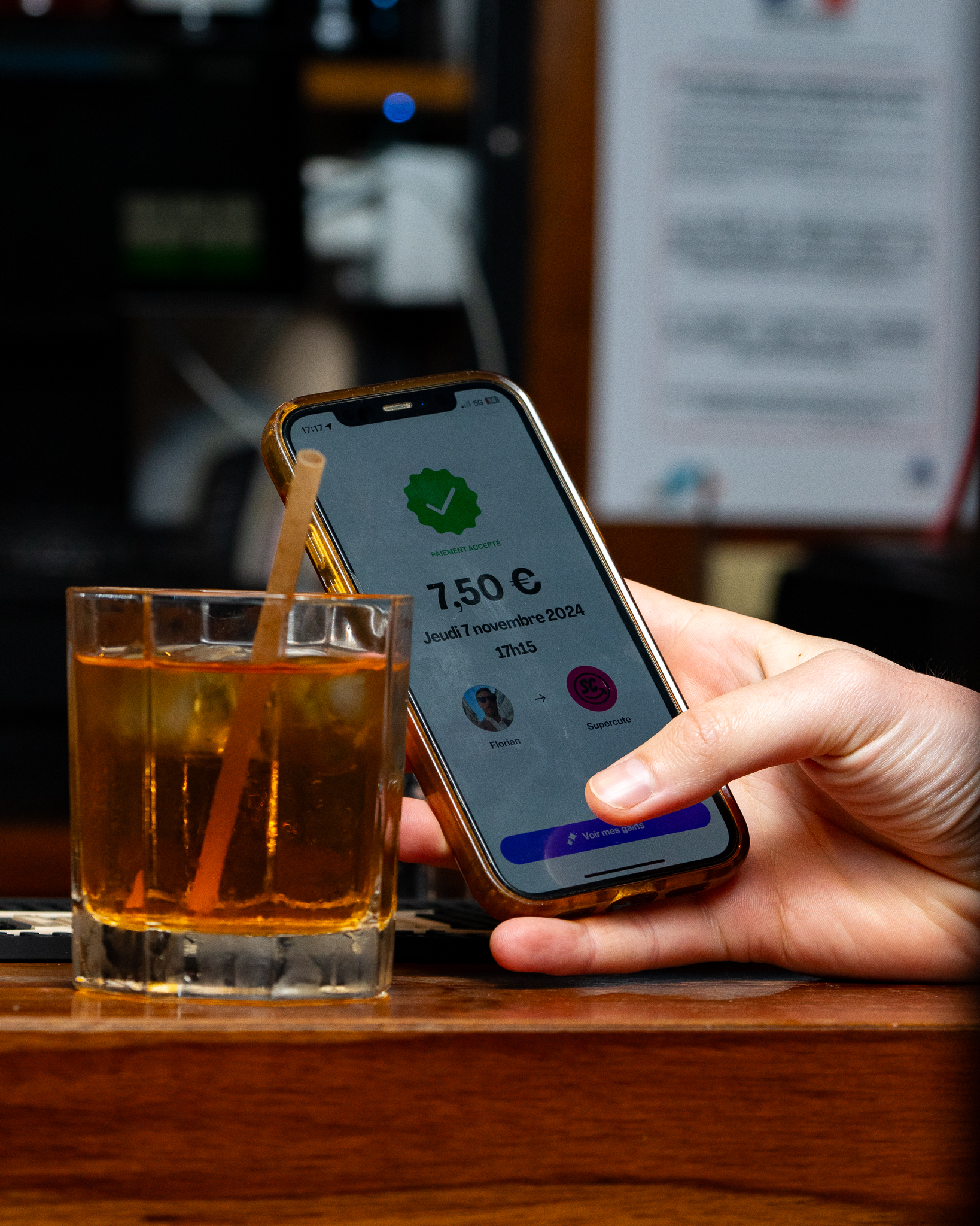 Un téléphone portable sur un bar