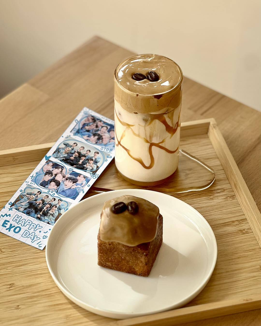 Gâteau avec boisson chaude servie sur un plateau en bois