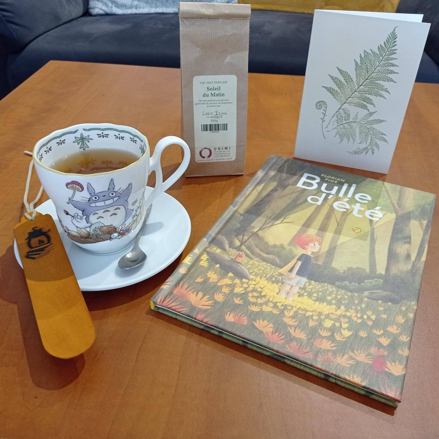 Thé servi avec un livre sur une table en bois