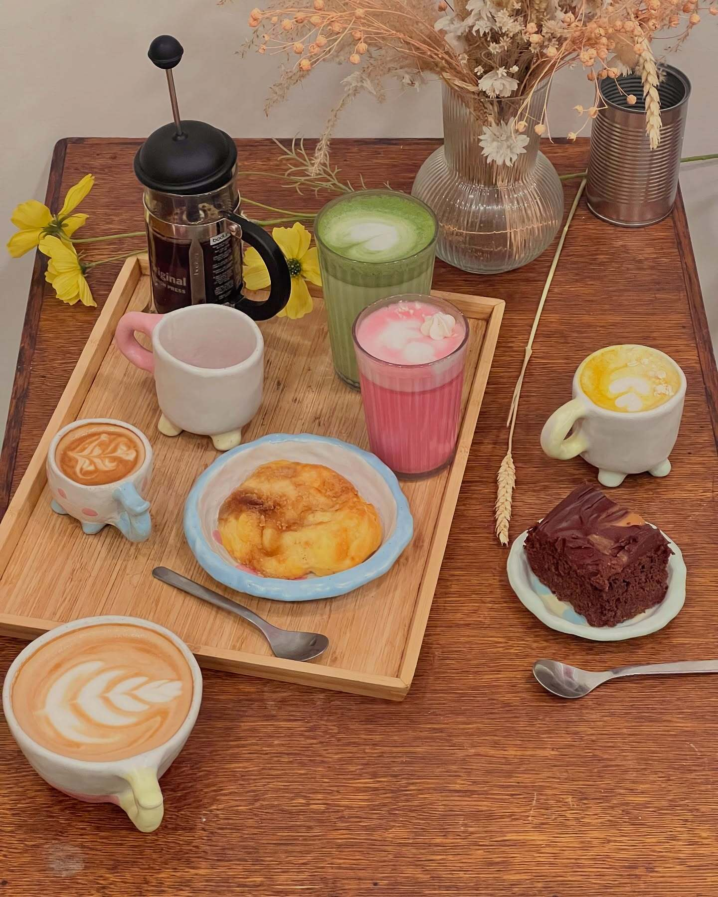 Table avec des plats sucrés et colorés