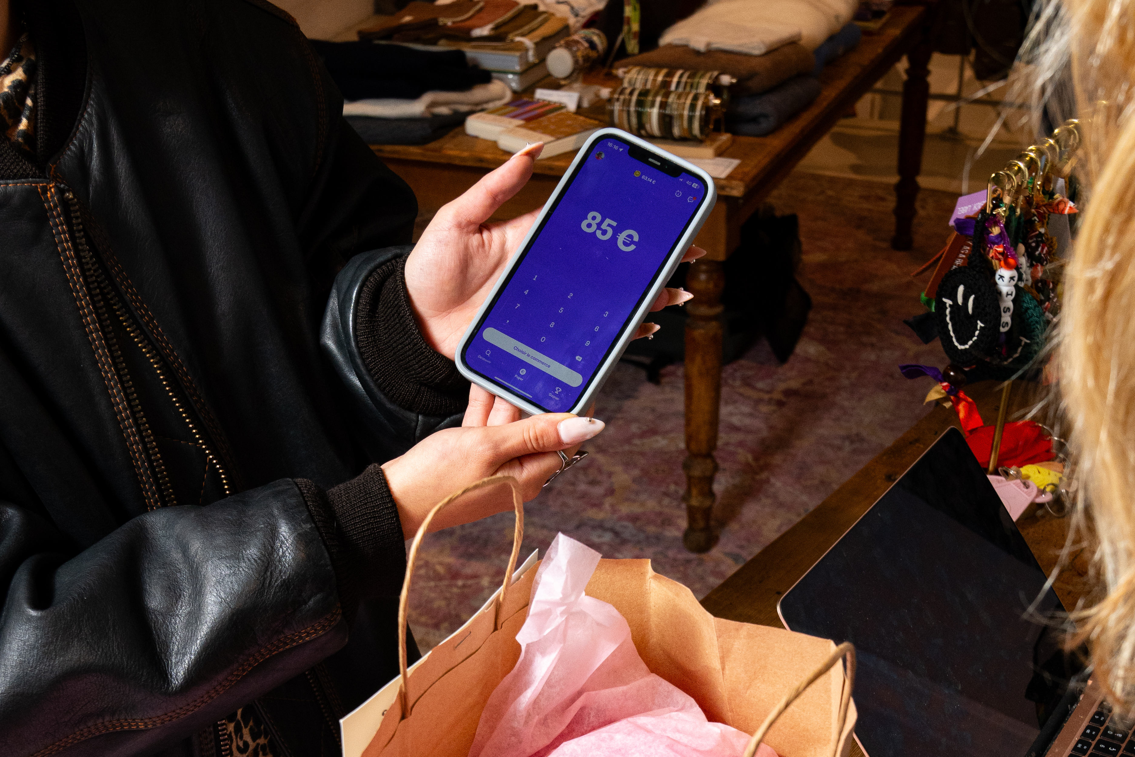 Comptoir avec un sac en craft et un téléphone portable