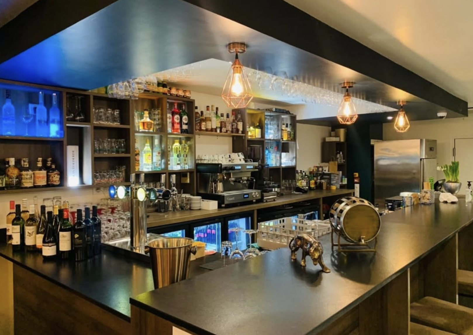 Bar intérieur éclairé
